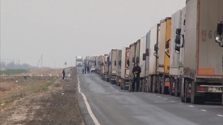 Около 2,5 тысячи грузовиков скопилось на границе Казахстана и России - Новости на Вести.ru