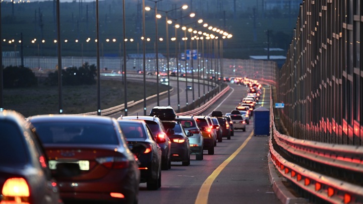 Более двухсот автомобилей скопилось в очереди перед Крымским мостом - Новости на Вести.ru