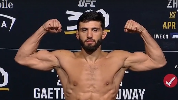 Царукян досрочно победил Хукера в главном бою турнира UFC - Новости на Вести.ru