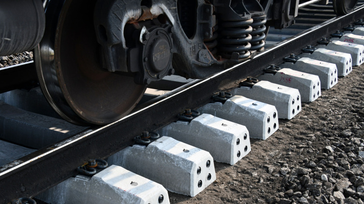 Четыре пассажирских поезда задерживаются из-за возгорания вагонов на СвЖД - Новости на Вести.ru