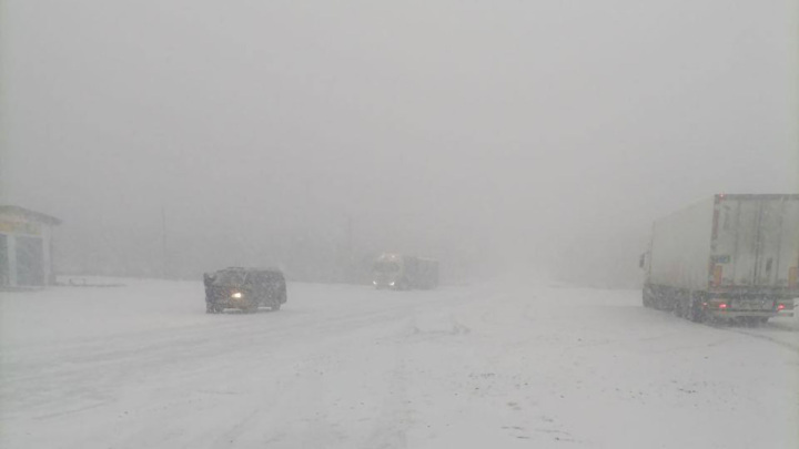 Движение по федеральной трассе в Бурятии частично ограничено из-за сильного снегопада - Новости на Вести.ru