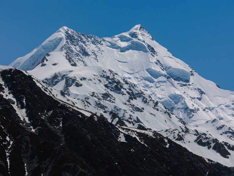 Двое альпинистов погибли после падения с высочайшей вершины