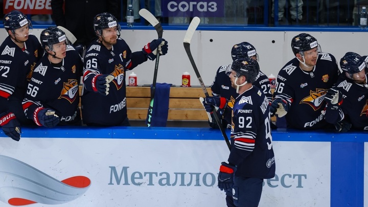 Хоккеисты "Магнитки" забросили шесть шайб в ворота "Шанхайских Драконов" - Новости на Вести.ru