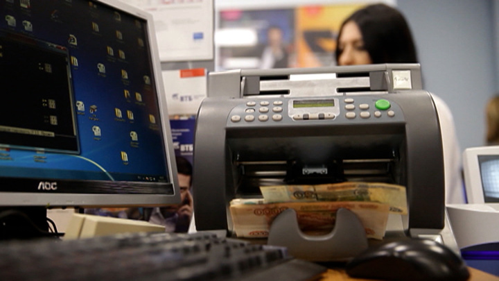 Выдача потребительских и автокредитов в России упала вдвое - Новости на Вести.ru