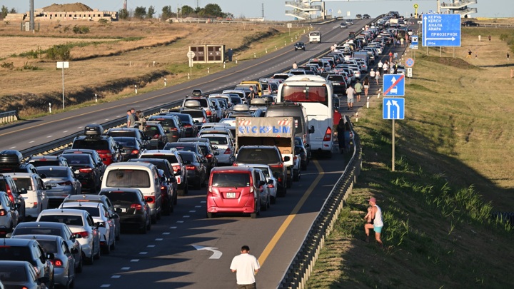 Автомобильные очереди на Крымском мосту устранены - Новости на Вести.ru