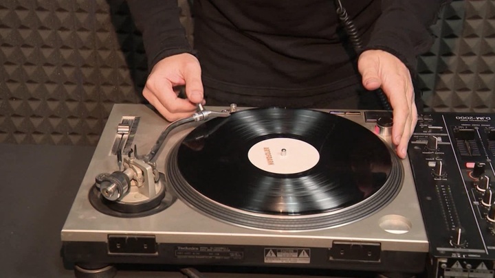 "Мелодия" снова начала выпускать виниловые пластинки - Новости на Вести.ru