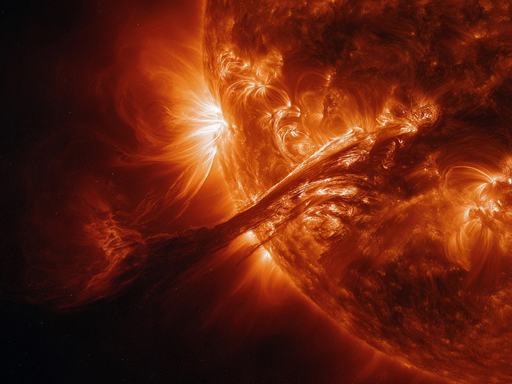 На Солнце обнаружена свежая корональная дыра