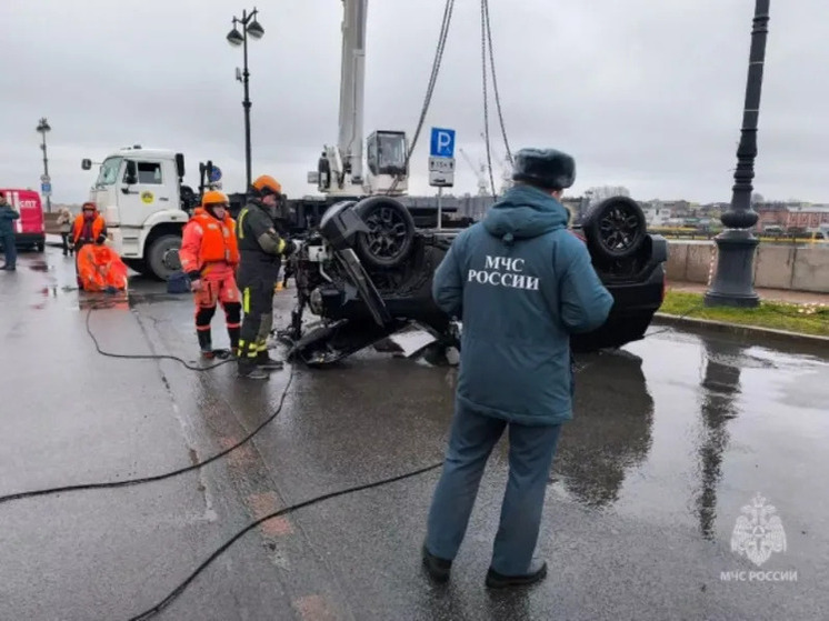 В Петербурге автомобиль упал в реку, есть погибший